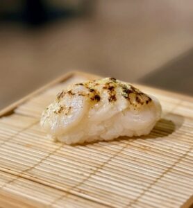 Nigiri de vieira a la parmesana